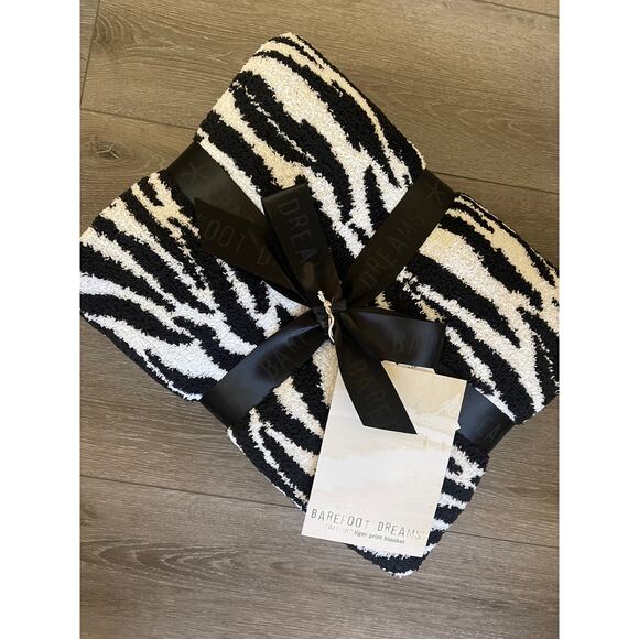 New Barefoot Dreams Tiger Print Throw Blanket  45" x 60"  Black White - Picture 3 of 4